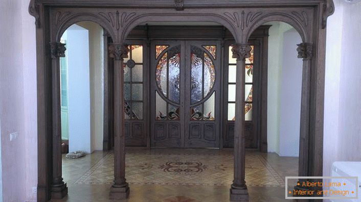 A szecessziós stílusú bejárati ajtók drága fa sötét fából készülnek. Az ilyen ajtókkal ellátott előcsarnok ünnepélyes és pompás. 