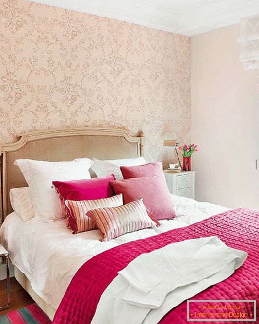 Rózsaszín és pezsgő kombinációja az ágy kialakításában