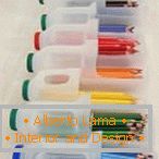 Dobozok műanyag palackokból készült ceruzák tárolásához
