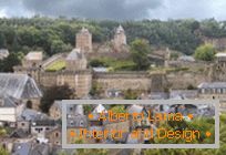 Az ókori erődített város Fougeres. Brittany, Franciaország