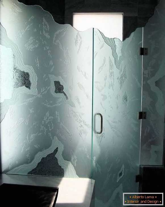 Szokatlan üvegajtó a zuhany alatt - fénykép a belső térben