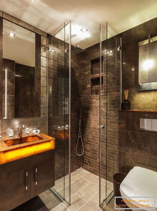 Üvegajtók egy zuhanyzó helyiségben egy résszel egy mintával
