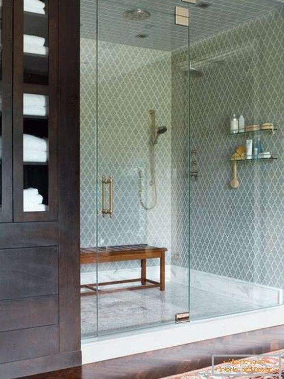 Egy gyönyörű üvegajtót zuhanyzóval egy kerítéssel ellátott fülkeben