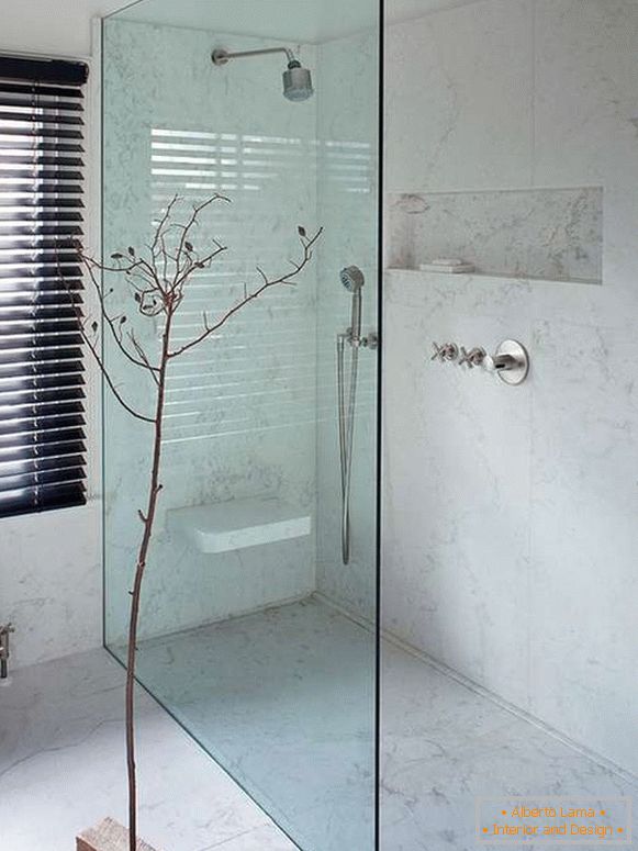 Egyszerű kerítés - egy üvegajtó a zuhany alatt