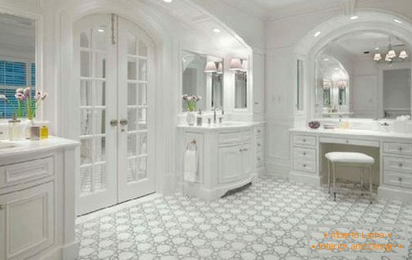 Üvegajtók fehér fából készült fürdőszobához