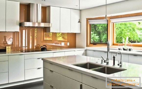 Üvegpanelek a kötényen a konyhában - fotó a belső térben