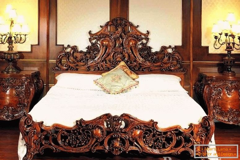 Fából készült éjjeliszekrények és egy faragott mintával ellátott ágy