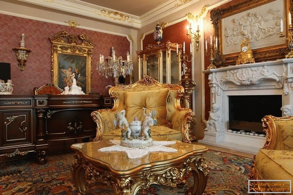 Hall bútorokkal és arany színű dekorációval