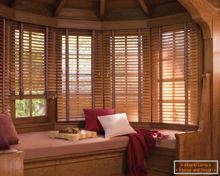 A fából készült vakok az ablakokon a vidéki melegség és a megelégedés légkörét alkotják.