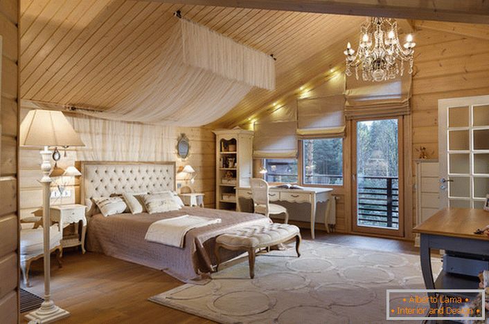 Hálószoba egy egyszintes házban vidéki stílusban.