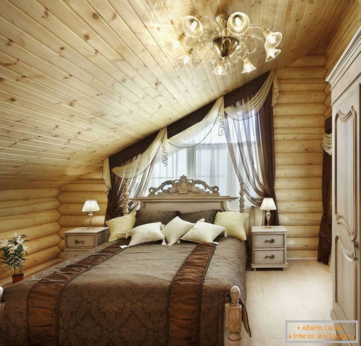 Szokatlan megoldás egy hálószobának egy vidéki stílusban. A barokk motívumain alapuló, királyi puha ágyon a szálloda belső vidéki koncepciója tökéletesen illik.