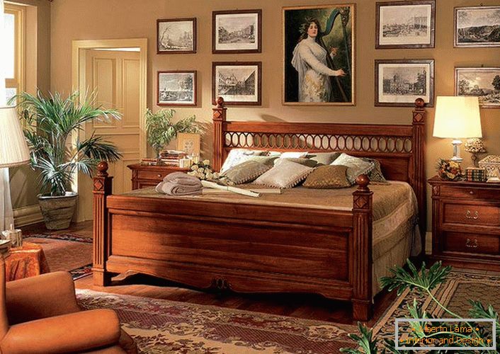 Helyesen illesztett, masszív bútorok fából egy hálószobába barokk stílusban.