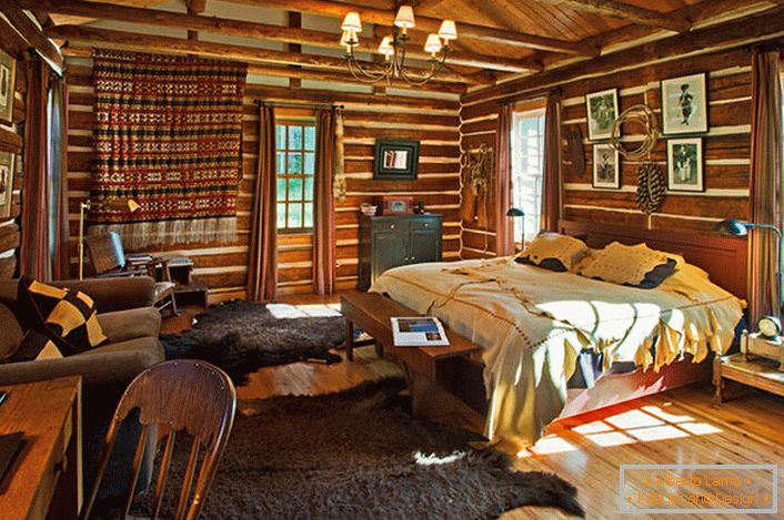 Egy hálószoba vidéki stílusban egy kis házban az erdőben. 