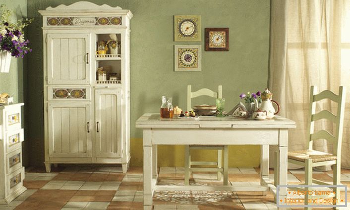A vidéki stílusú, hangulatos konyha fehér és gyengéd oliva fényben készül. A színek tökéletes kombinációja a rusztikus stílushoz.