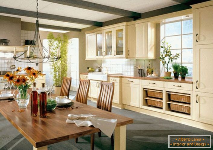 Konyha az ország stílusában egy jól felszerelt olasz család nagy házában. A vidéki stílusban a világos bézs színű fából készült konyhaszekrény jól megválasztott.