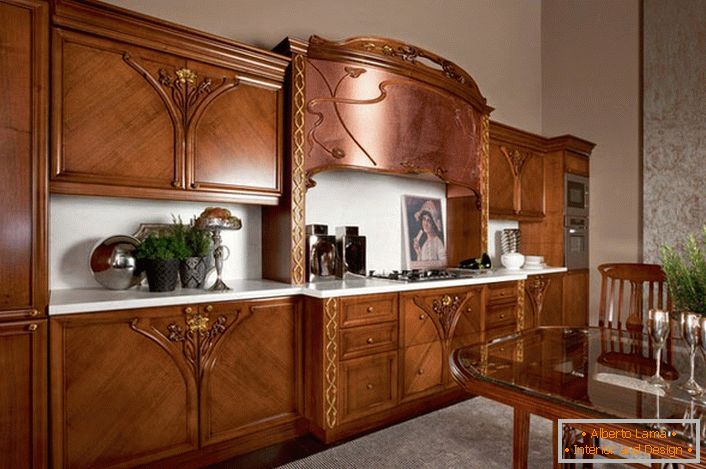 A szecessziós stílusú konyha csodálatos példája. A természetes fából készült bútorok vonzóvá és kitűnővé teszik a belső térséget.