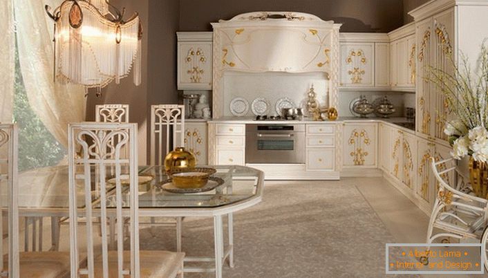 A szecessziós stílusban a konyha kialakításánál figyelemre méltó részlet a díszítés arany elemei. A lágy, tompított fény a családi melegséget teszi a helyzetbe.