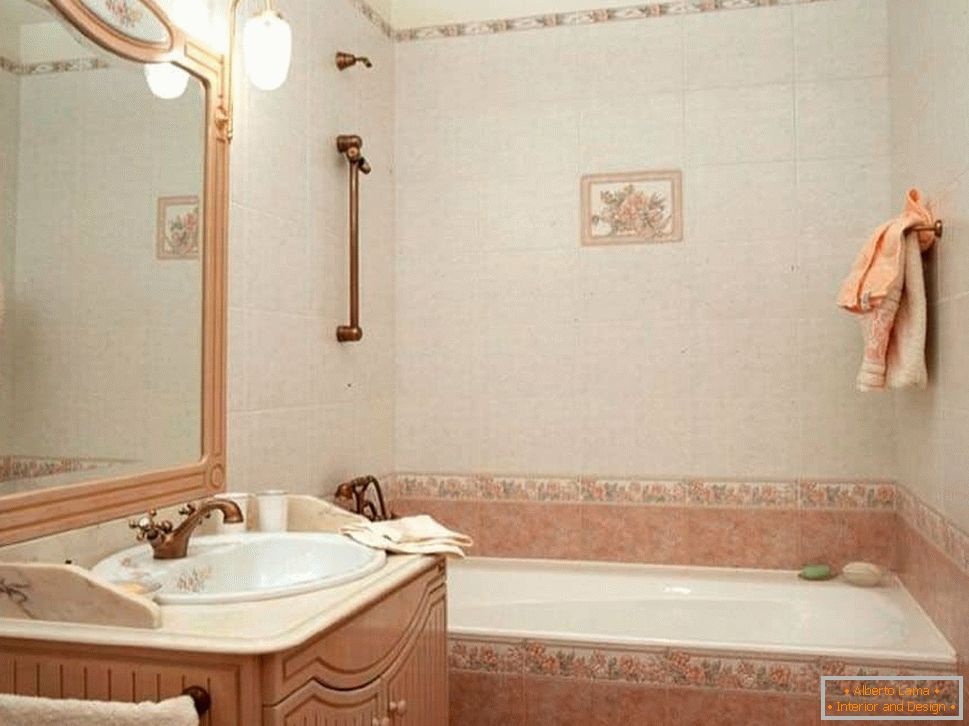 Fürdőszoba rózsaszín csempével