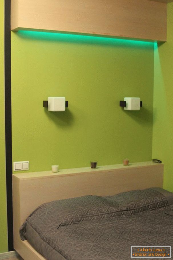 Zöld fény az ágy fölött a hálószobában