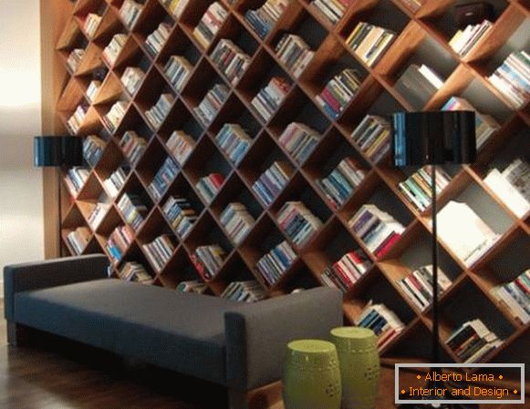 Szokatlan könyvespolc a belső térben