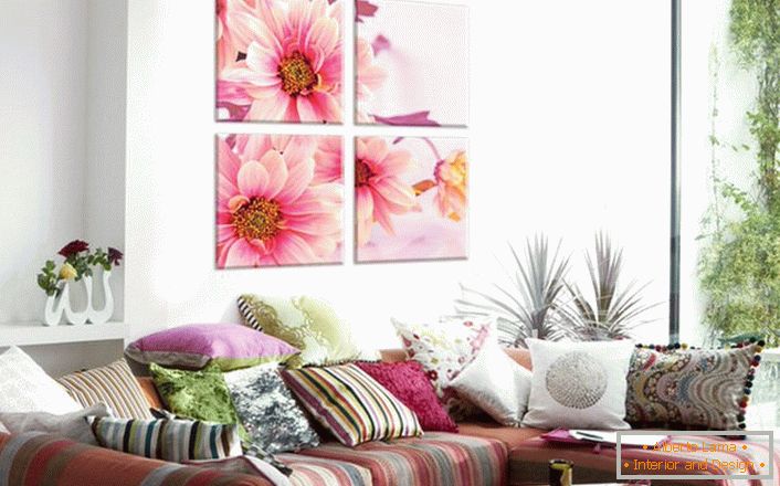 A lakások tulajdonosai egyre gyakrabban választják a képet a belsőépítészethez virágos nyomtatással. Finoman rózsaszín szirmok teszik a hangulatot a szobában romantikus és egyszerű. 