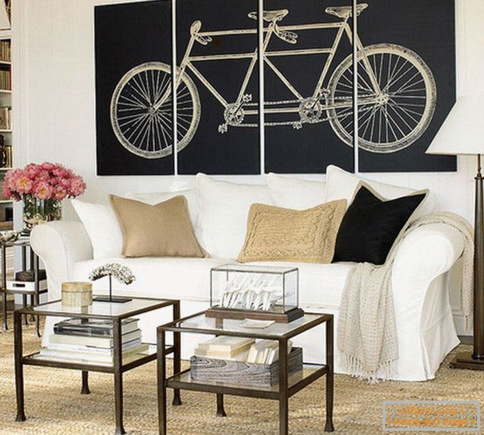 A skandináv stílusban berendezett nappali díszítésű, kerékpárt ábrázoló moduláris festményekkel. Nem értve túlterhelt a design, a design tökéletes. 