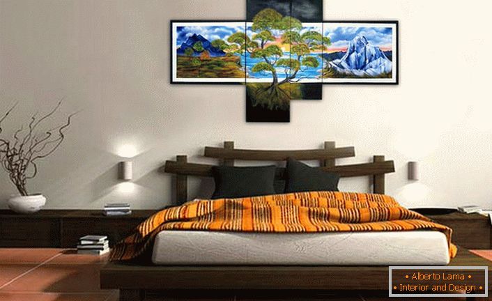 A keleti stílusú hálószobát moduláris festmények díszítik, amelyek az ágy fején mérnek.