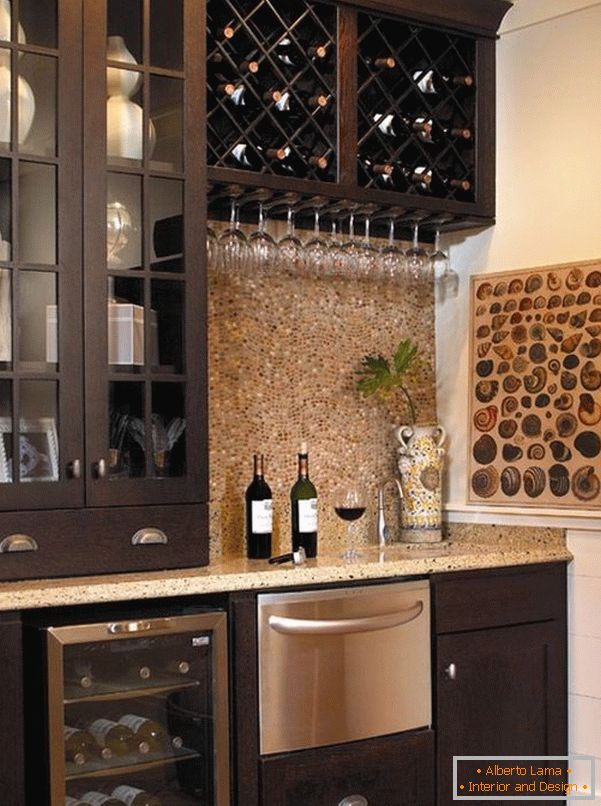 Beépített szekrények bor tárolására a konyhában