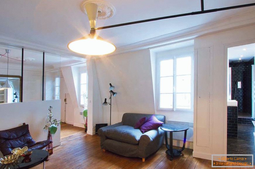 Üveg válaszfal egy kis stúdióapartman nappalijában Párizsban