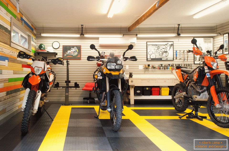 Motorkerékpárok a kreatív garázsban