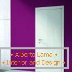 A lila fal és a fehér ajtó kombinációja
