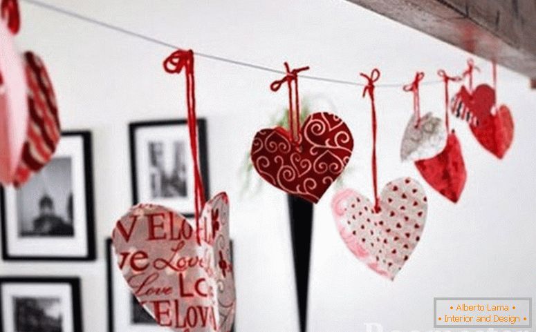 Valentines a háttérben a festmények a falon