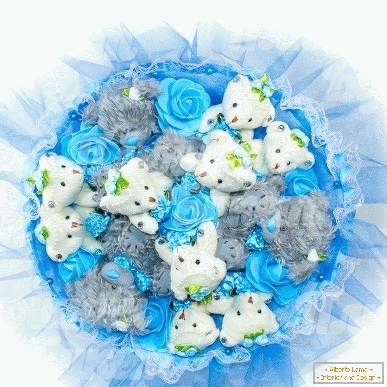 Teddy bear és kék rózsa csokorban