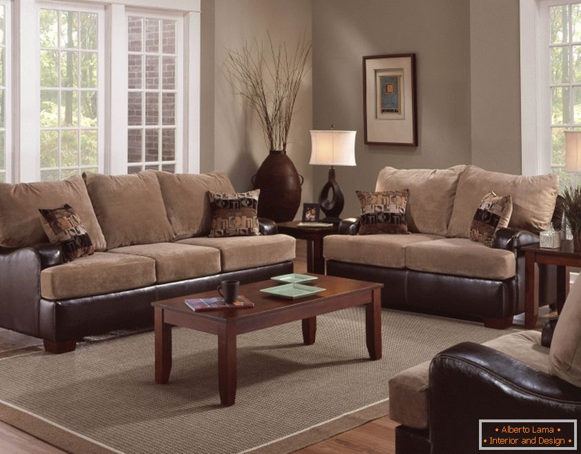 Kárpitozott bútorok barna tónusokkal a nappaliban