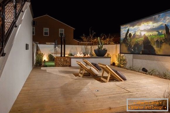 Egy házhoz csatolt szabadtéri terasz - egy fénykép projektorral