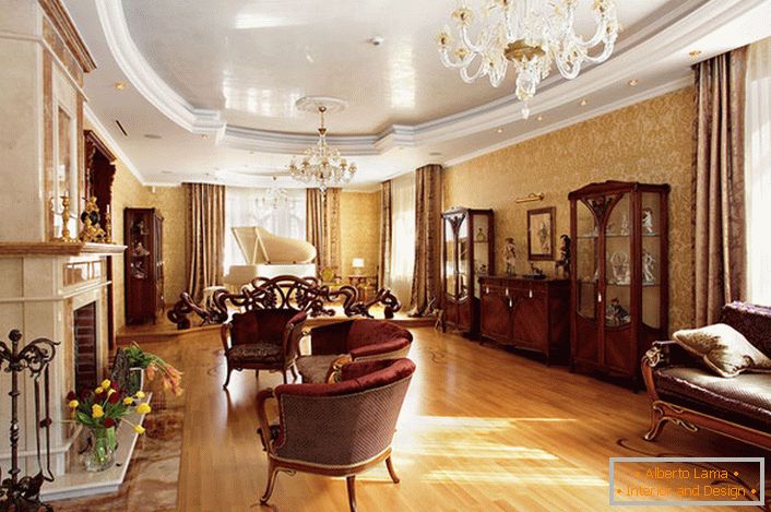 Példa a megfelelően választott bútorok a nappali az angol stílusban. Sima vonalak, világos, kontrasztos kárpitozás, faragott fa lábak - egy nemes angol stílus jellemzői.