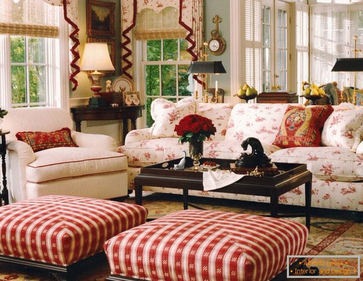 Egy egyszerű, szerény és hangulatos nappali angol stílusban egy kis vidéki házban. A vörös piros hangulat a szoba hangulata nyugodt és vidám.