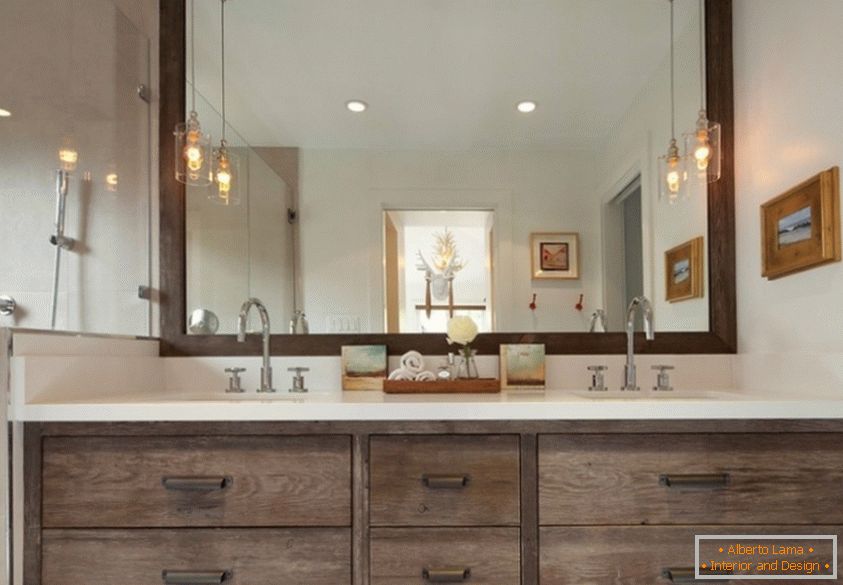 A fürdőszobai belső kialakítás krémszínű barna színben