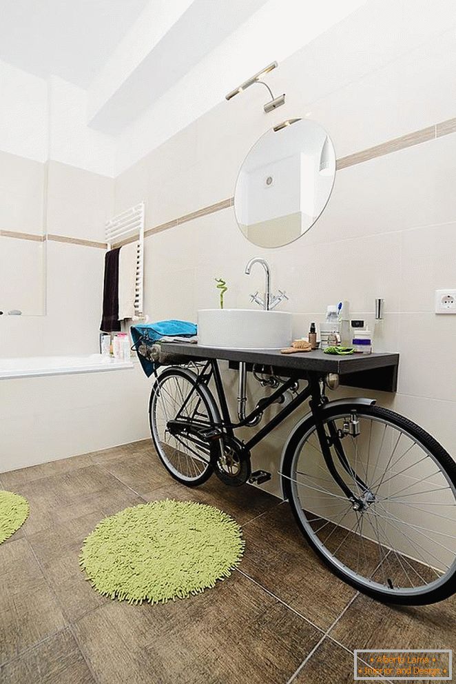 Szokatlan mosdó a kerékpáron a fürdőszobában