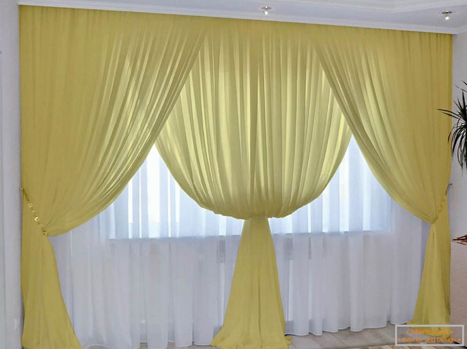 Sárga függönyök és fehér tüll a szobában