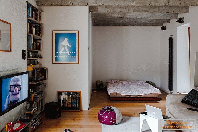 A szlovákiai kis lakás hálószobájának belseje