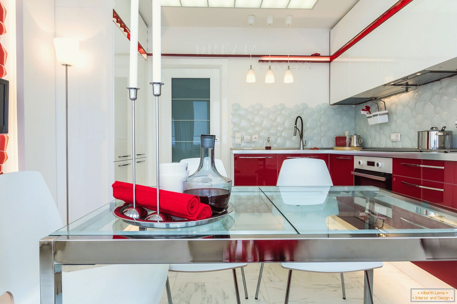 Chic belső konyha fehér és piros színekben