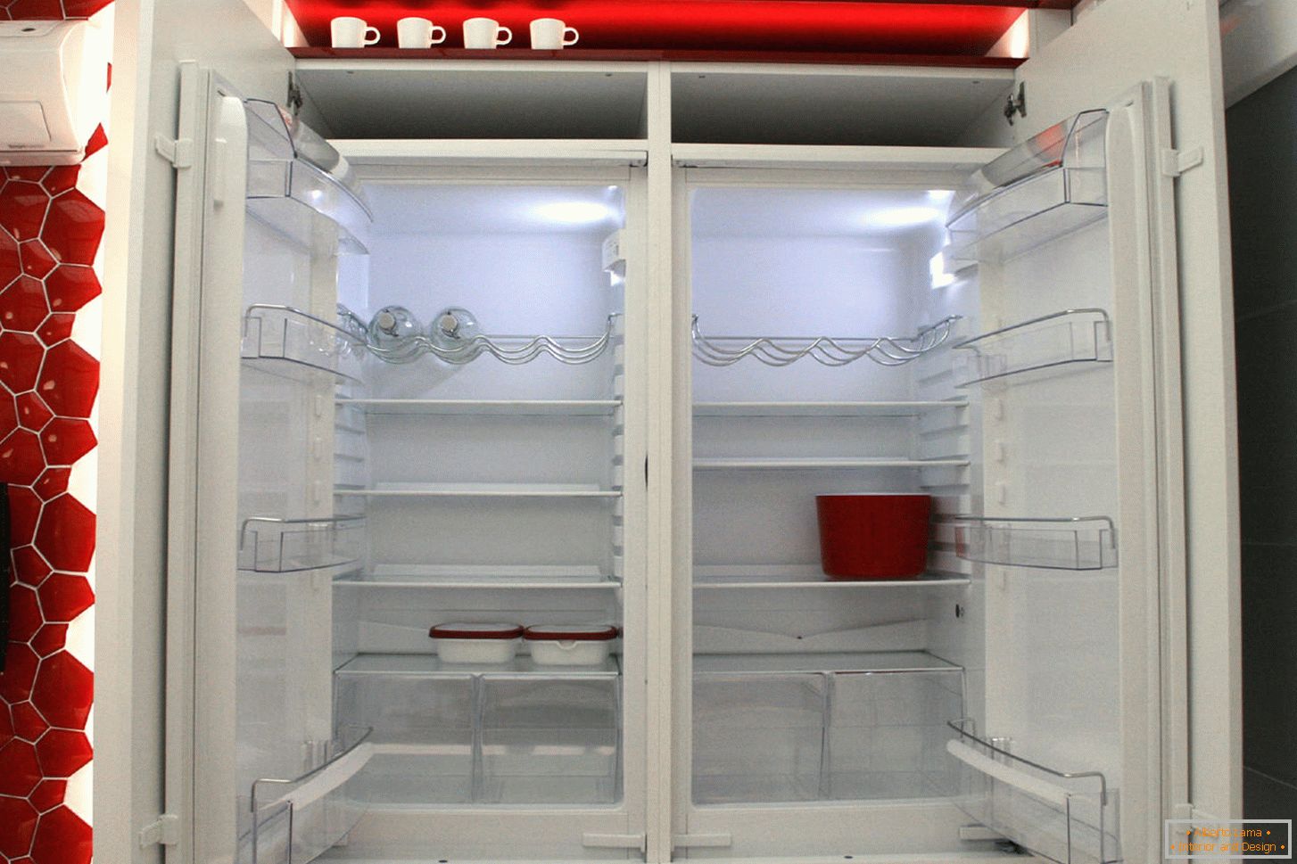 Modern hűtőszekrény a konyhában