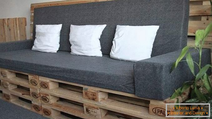 Egy egyszerű kanapé fa raklapból