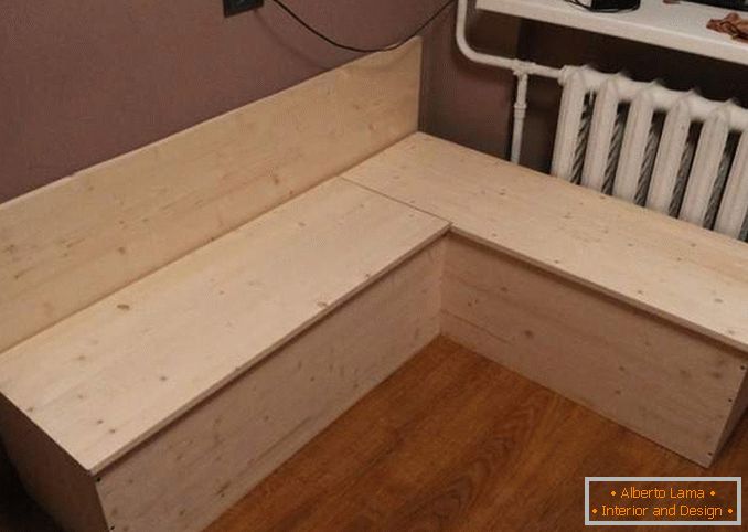 Sarok kanapé a konyhában, saját kezű fából készült, tároló dobozokkal