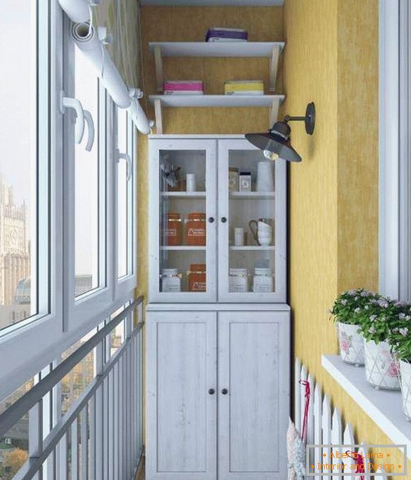 Régi svédasztalos ruhásszekrény az erkélyen - belső fotó