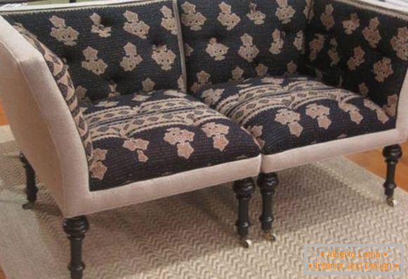Kárpitozott bútorok - egy kétszemélyes karosszékből készült kanapé fotó