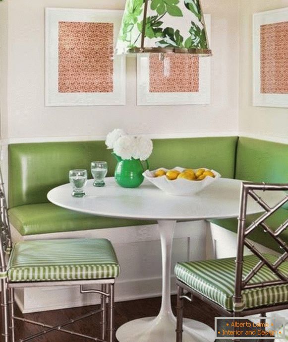 kis zöld sarok kanapé a konyhában