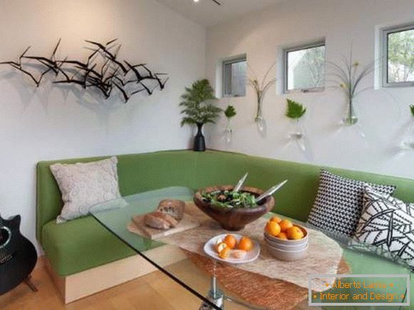 kényelmes zöld sarok kanapé a konyhában