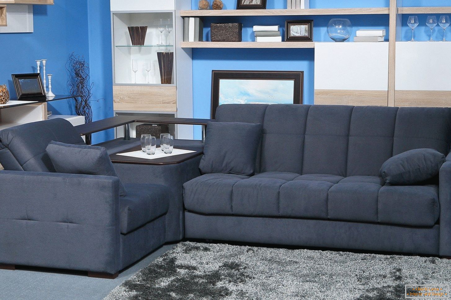 Szürke kanapé a kék szobában